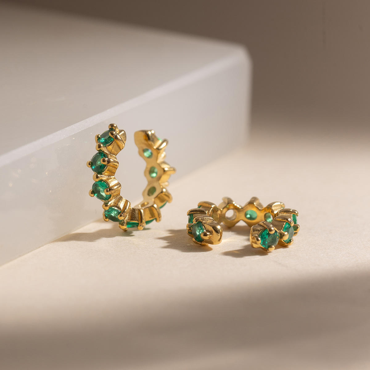 Zea Emerald Earcuff