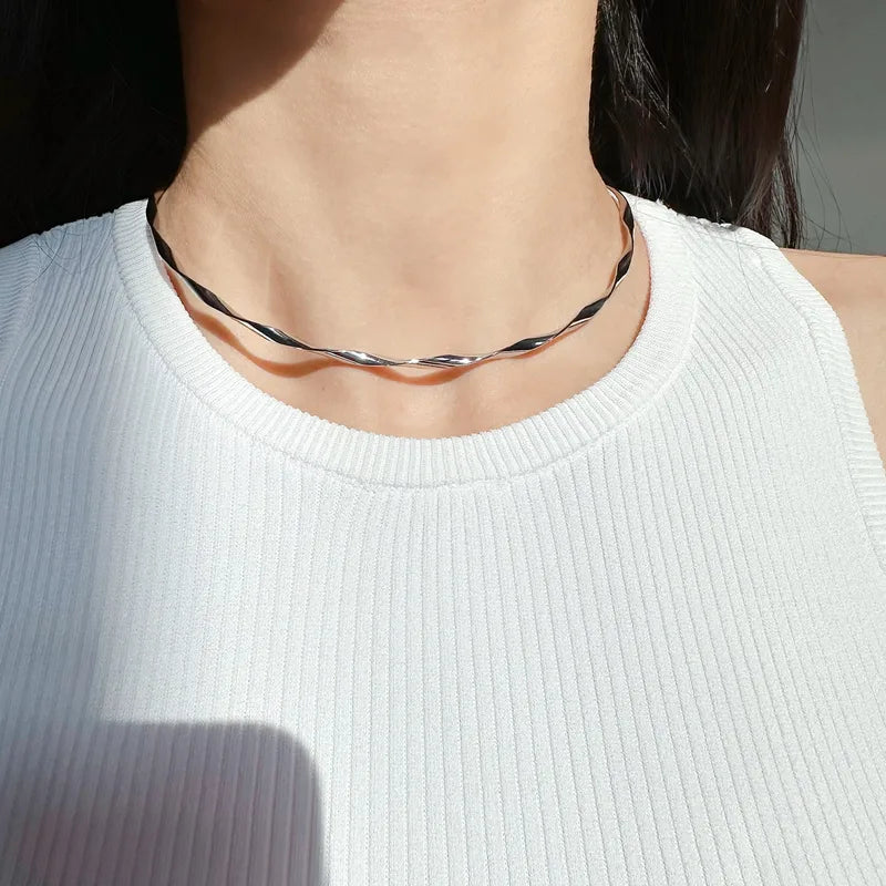Twistline Choker